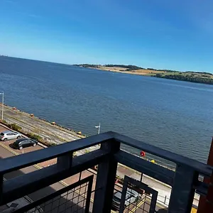 River View Apartment: Oasis With Balcony And Sports Tv Dundee